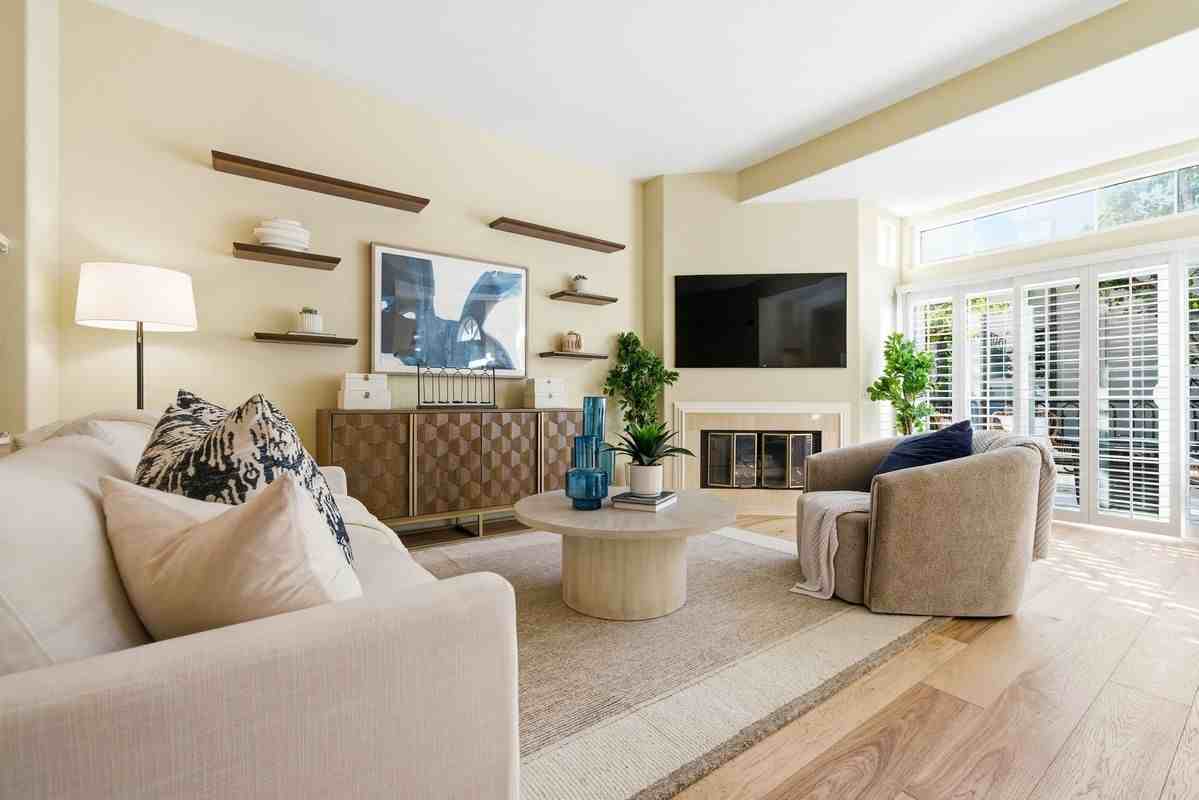19281 Meadowood Cir - Photo 2 of 4