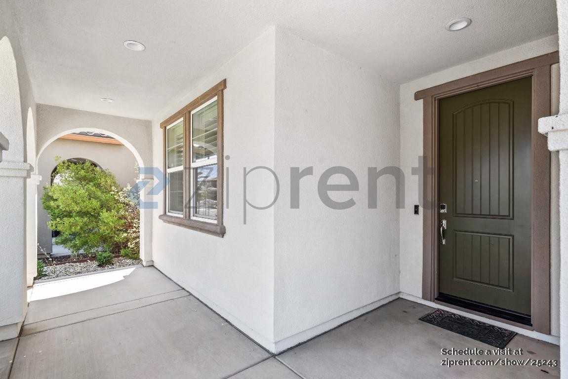 350 E Huntley Ave - Photo 4 of 42
