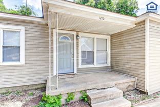 1210 Nw Irwin Ave - Photo 1 of 1