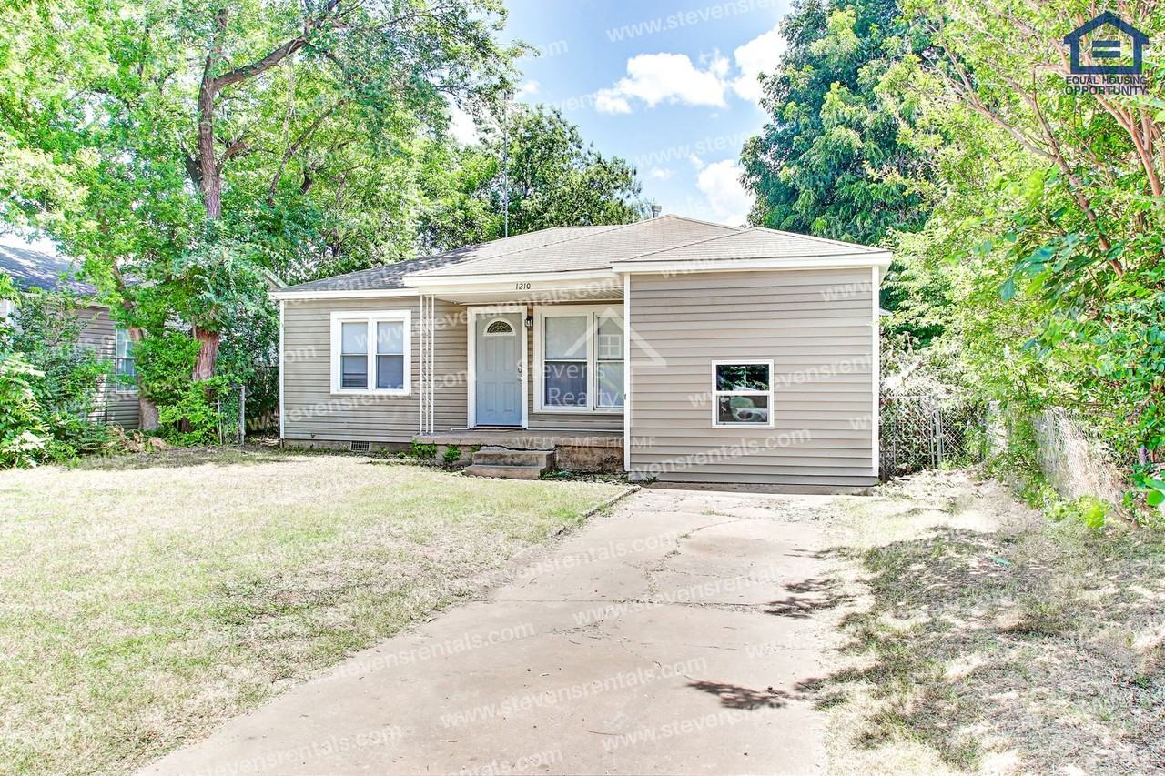1210 Nw Irwin Ave - Photo 4 of 35