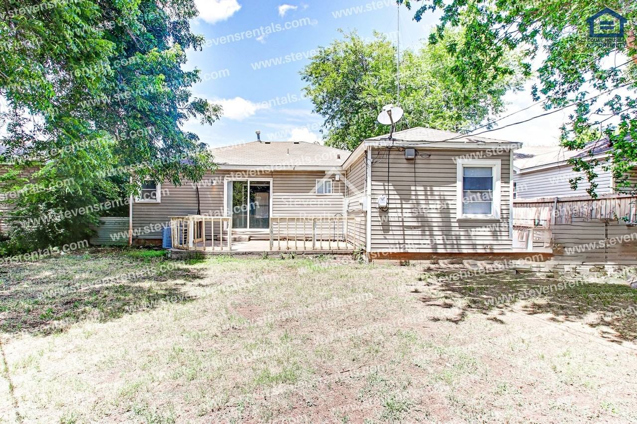 1210 Nw Irwin Ave - Photo 7 of 35