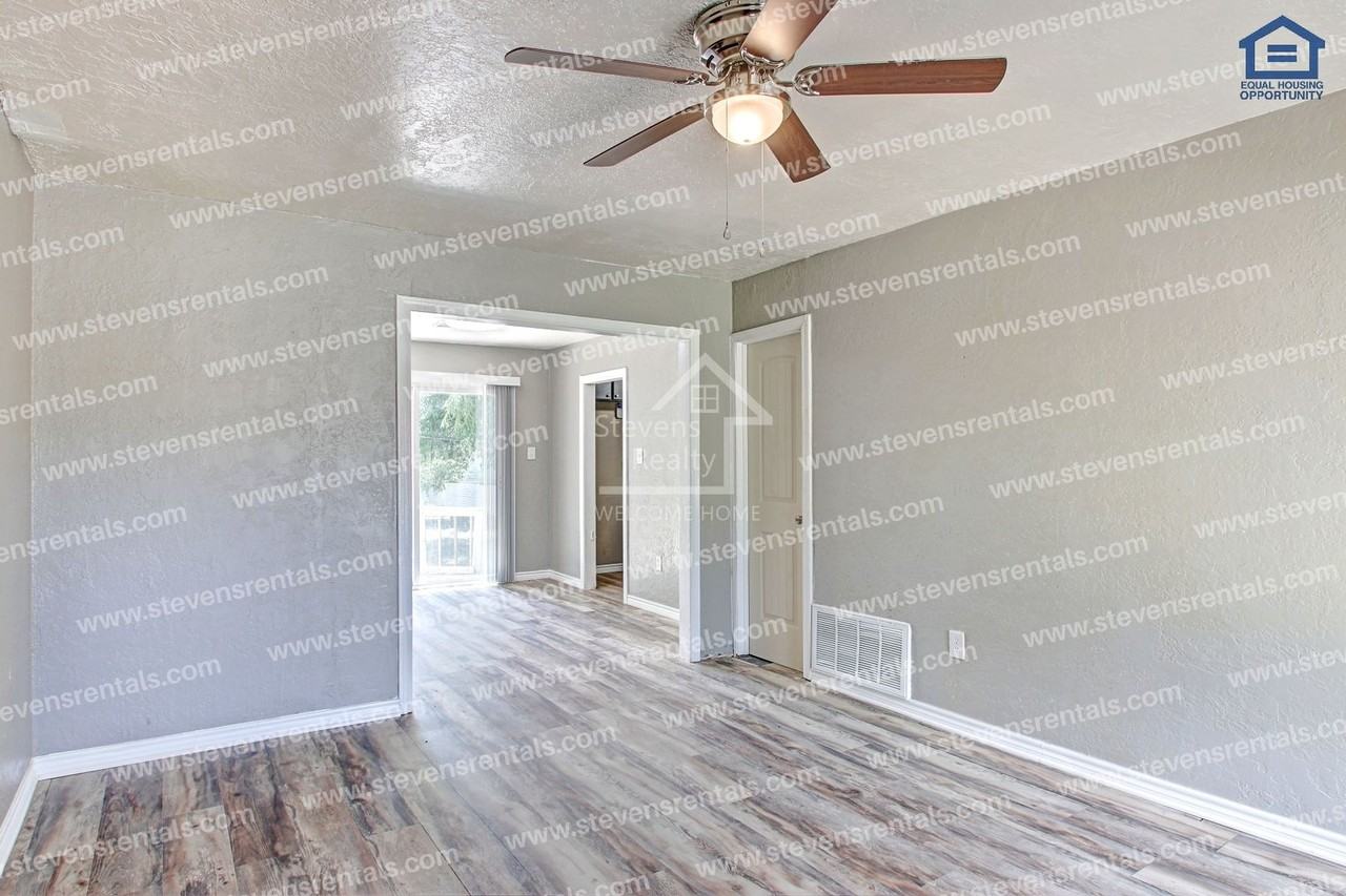 1210 Nw Irwin Ave - Photo 5 of 36