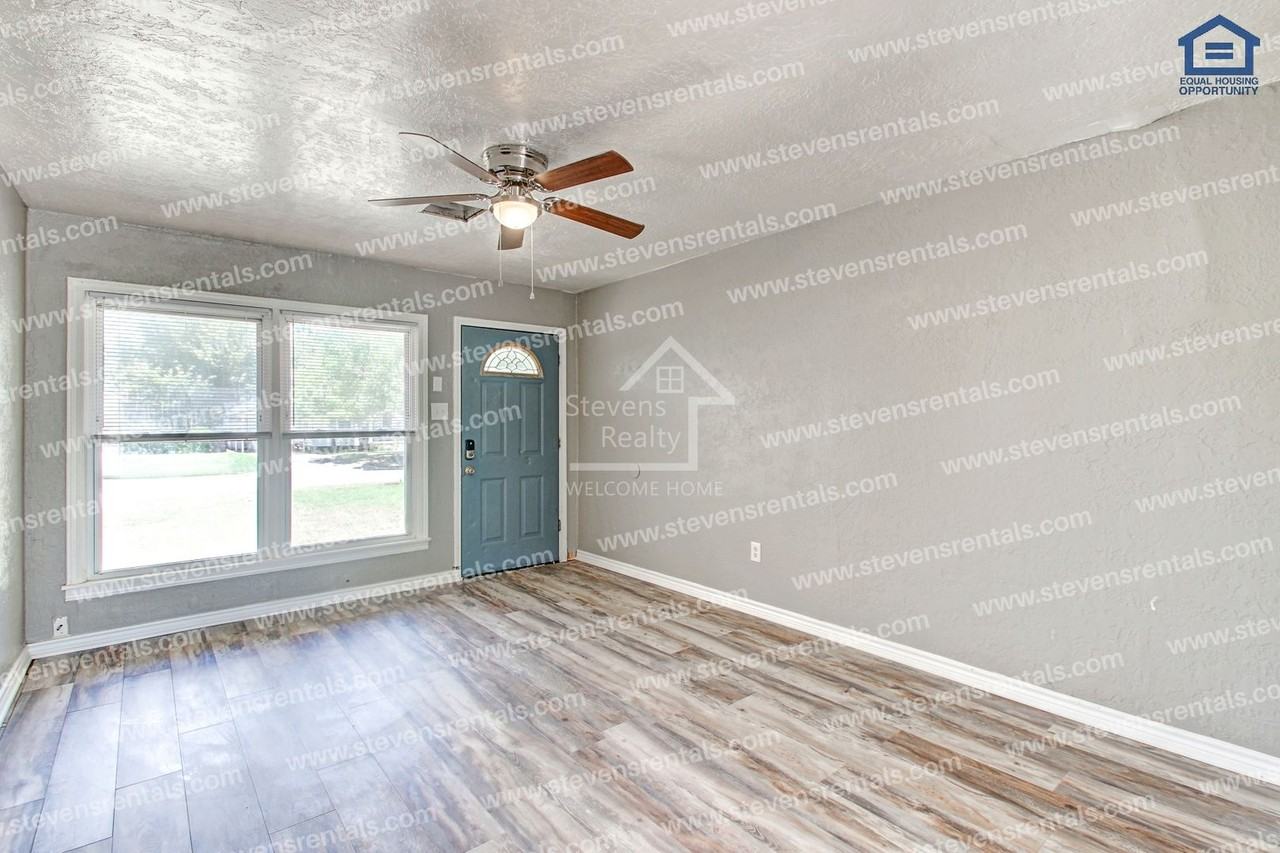 1210 Nw Irwin Ave - Photo 2 of 36