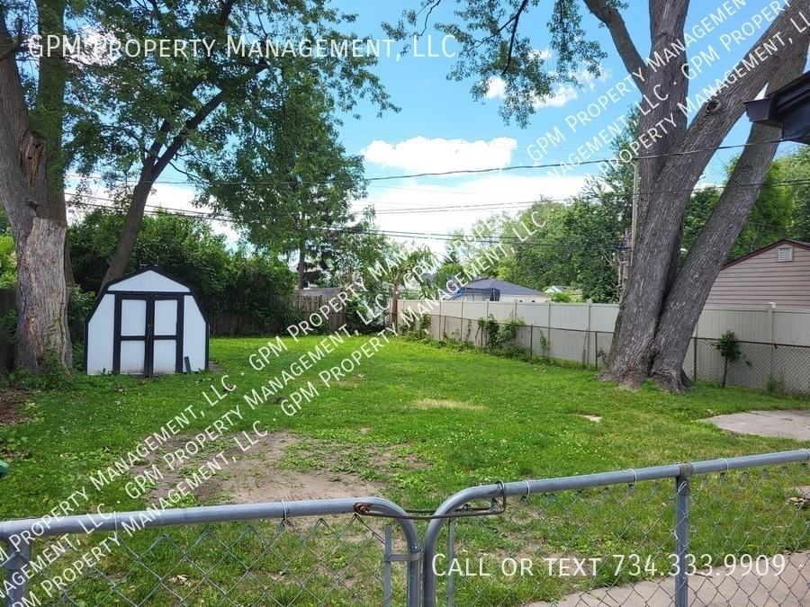 11764 Syracuse St - Photo 2 of 9