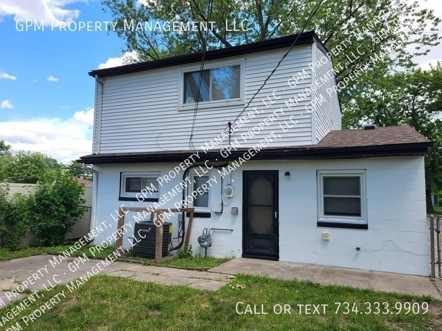 11764 Syracuse St - Photo 3 of 9
