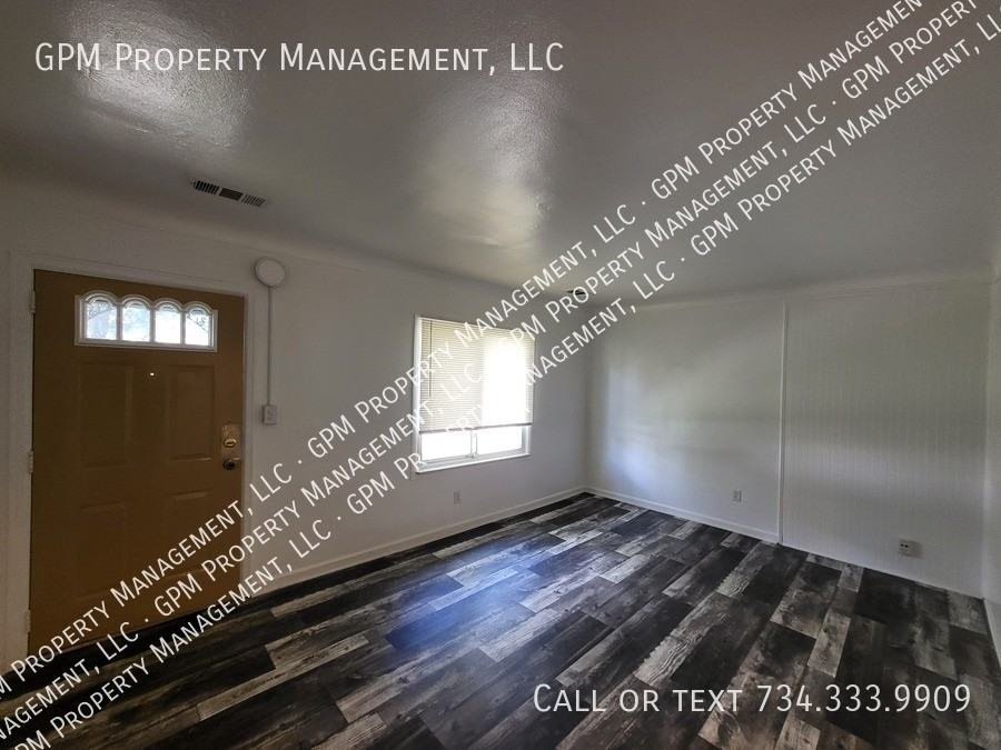 11764 Syracuse St - Photo 4 of 9