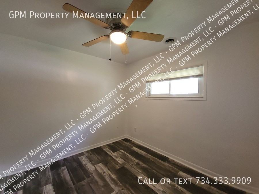 11764 Syracuse St - Photo 5 of 9