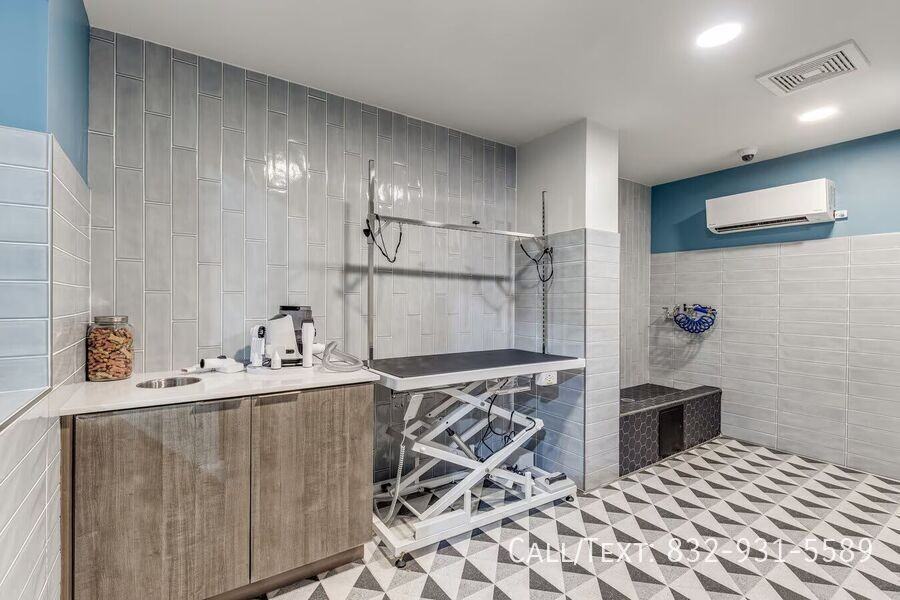 701 W 26th St #LHT - Photo 7 of 8
