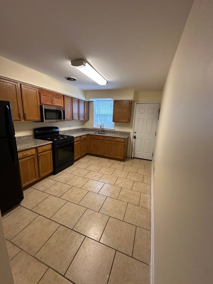 115 N Curley St - Photo 4 of 7
