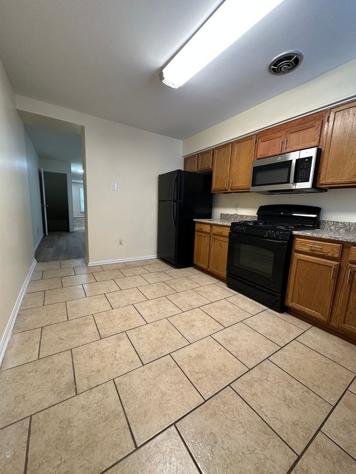 115 N Curley St - Photo 5 of 7