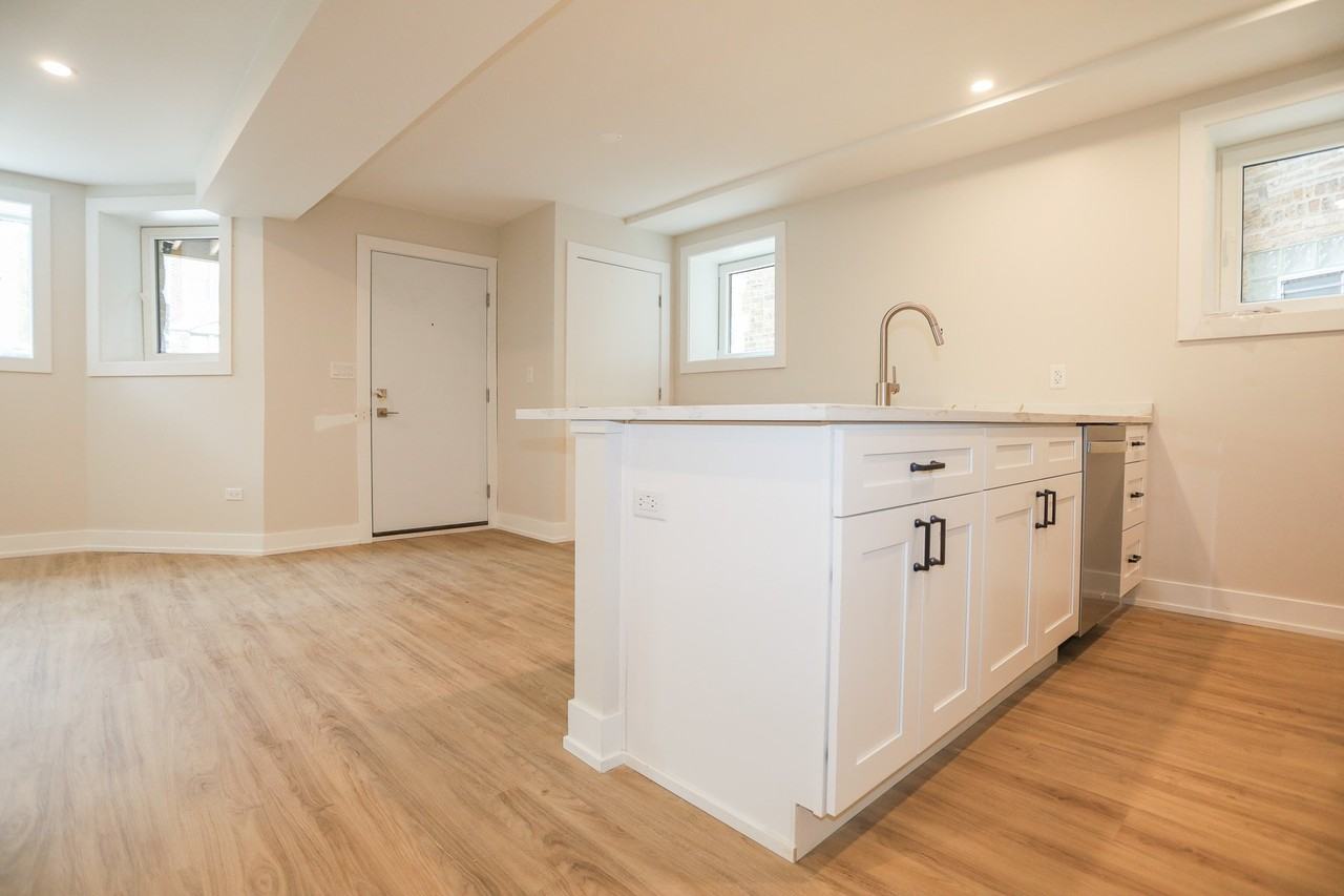 2230 W Wilson Ave #2 - Photo 3 of 15