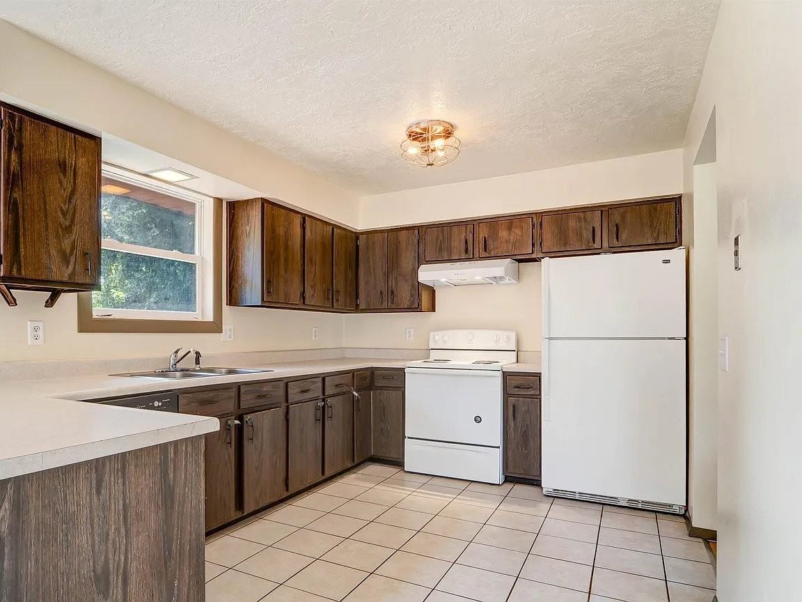 5131 Lakewind Dr - Photo 6 of 20