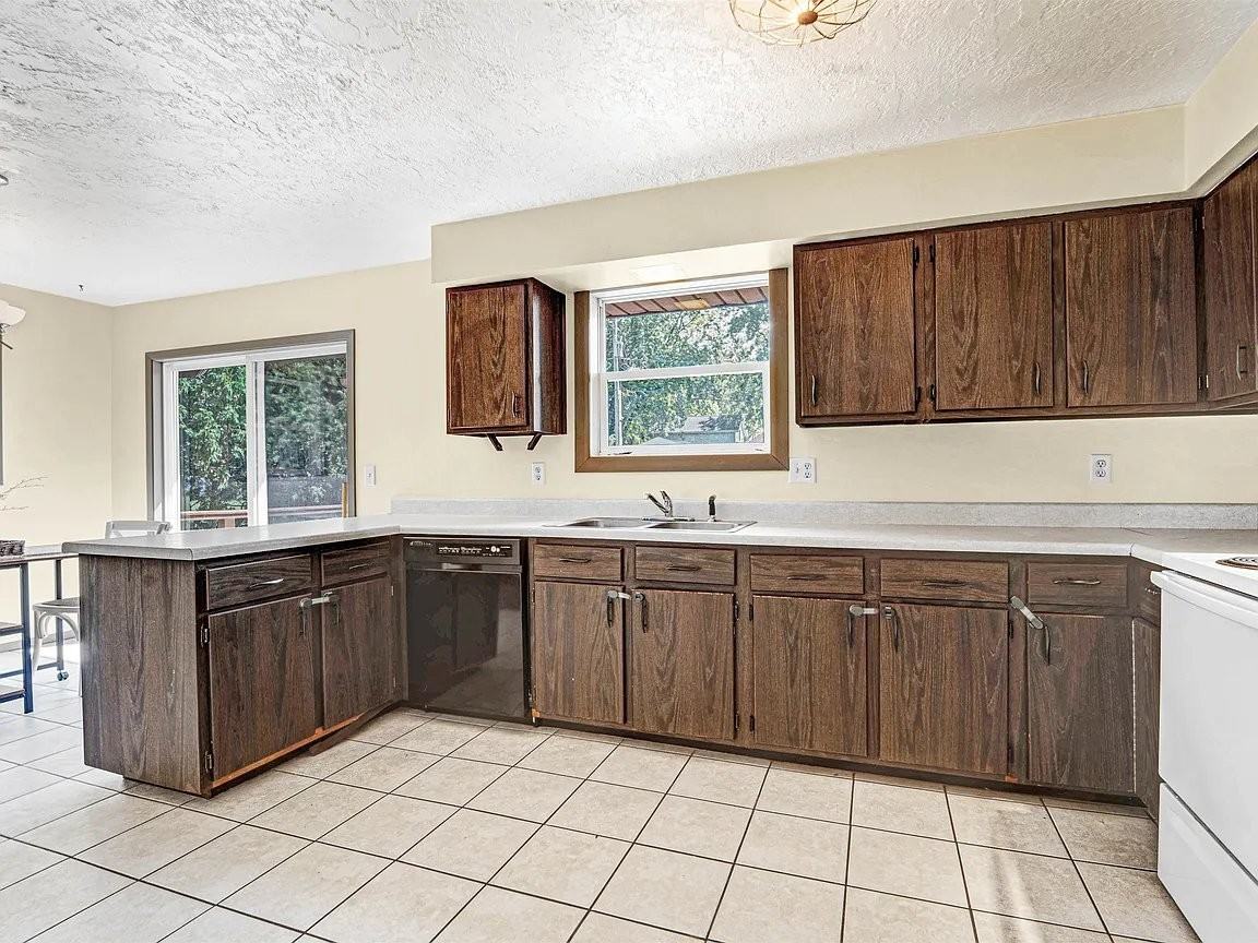 5131 Lakewind Dr - Photo 7 of 20