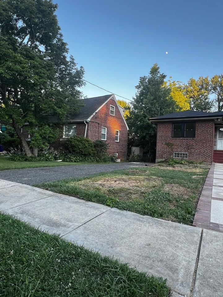 2404 Darrow St - Photo 2 of 29