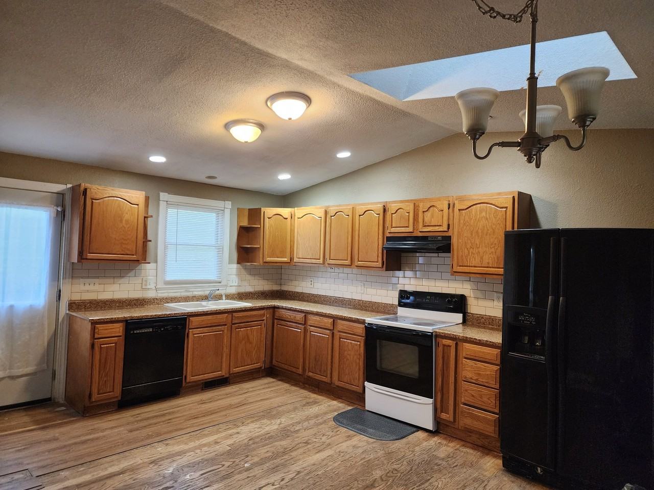 112 Harrison St - Photo 2 of 14