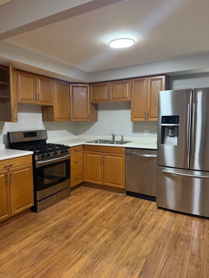 1915 W 74th St - Photo 4 of 12
