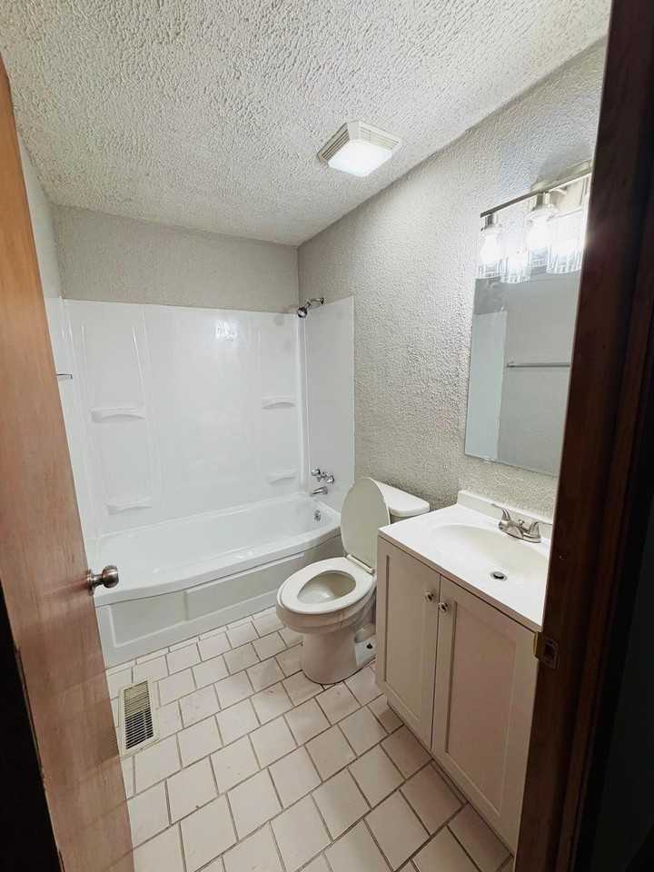 1915 W 74th St - Photo 5 of 12