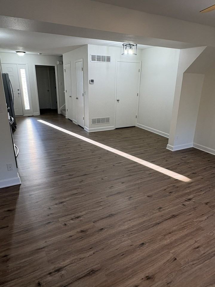 9742 N Lewis Ave - Photo 4 of 20