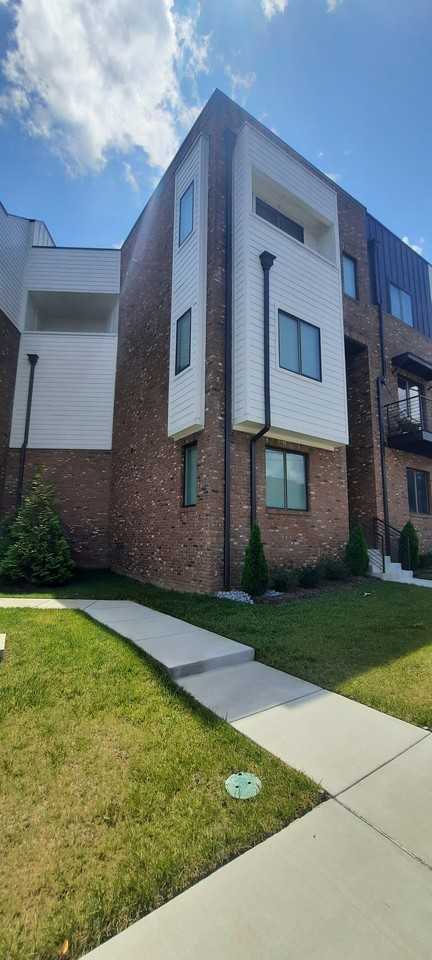 490 W Trinity Ln - Photo 2 of 20