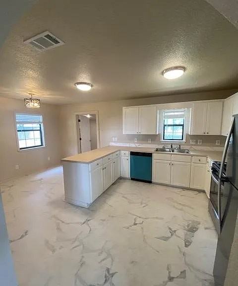 605 Giddings St - Photo 2 of 20