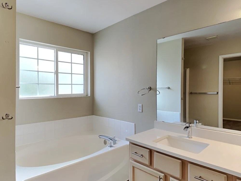 4129 45th Ave Ne - Photo 4 of 7