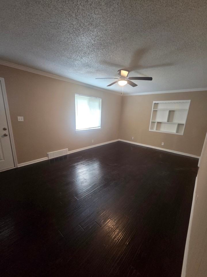 8737 Sleepy Hollow Rd - Photo 4 of 19