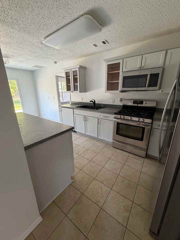 804 Creekside Dr - Photo 3 of 16