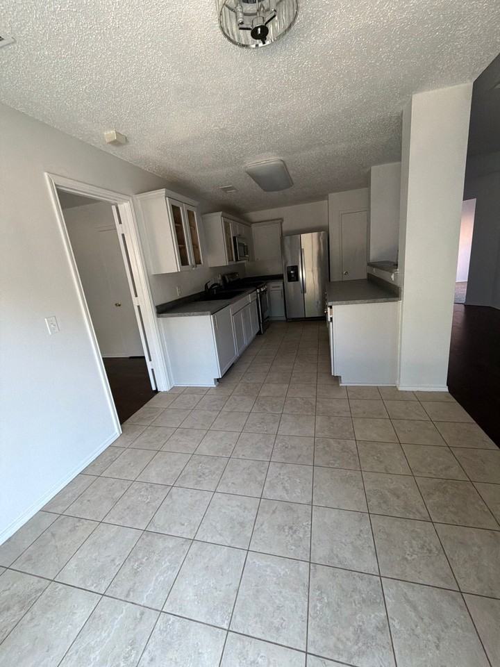 804 Creekside Dr - Photo 4 of 16