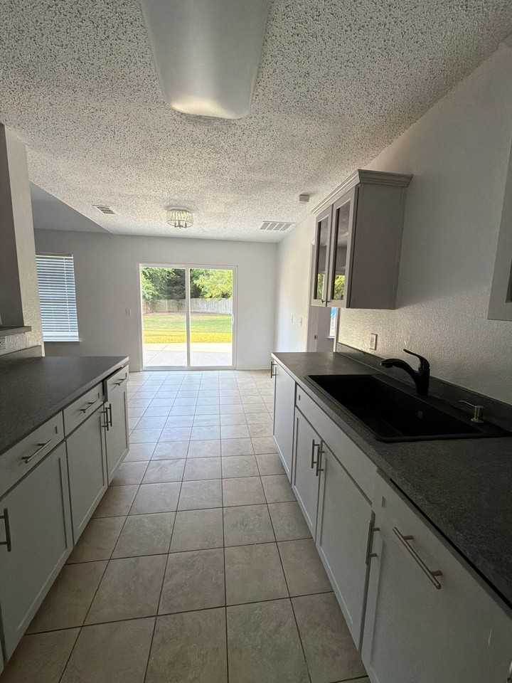 804 Creekside Dr - Photo 5 of 16