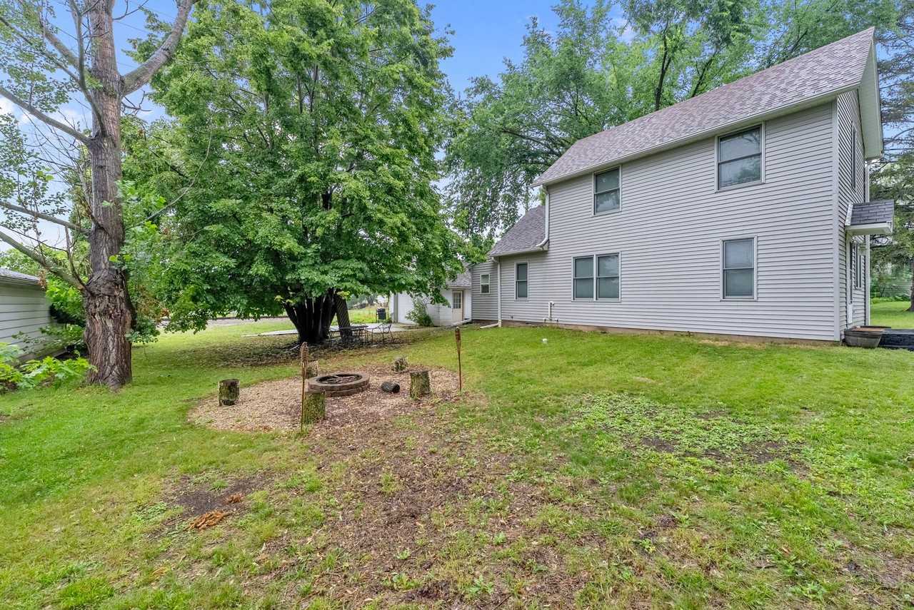 325 N Stewart St - Photo 3 of 17