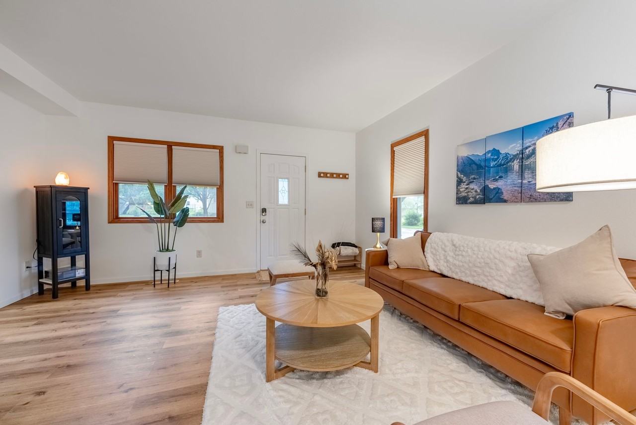325 N Stewart St - Photo 7 of 17