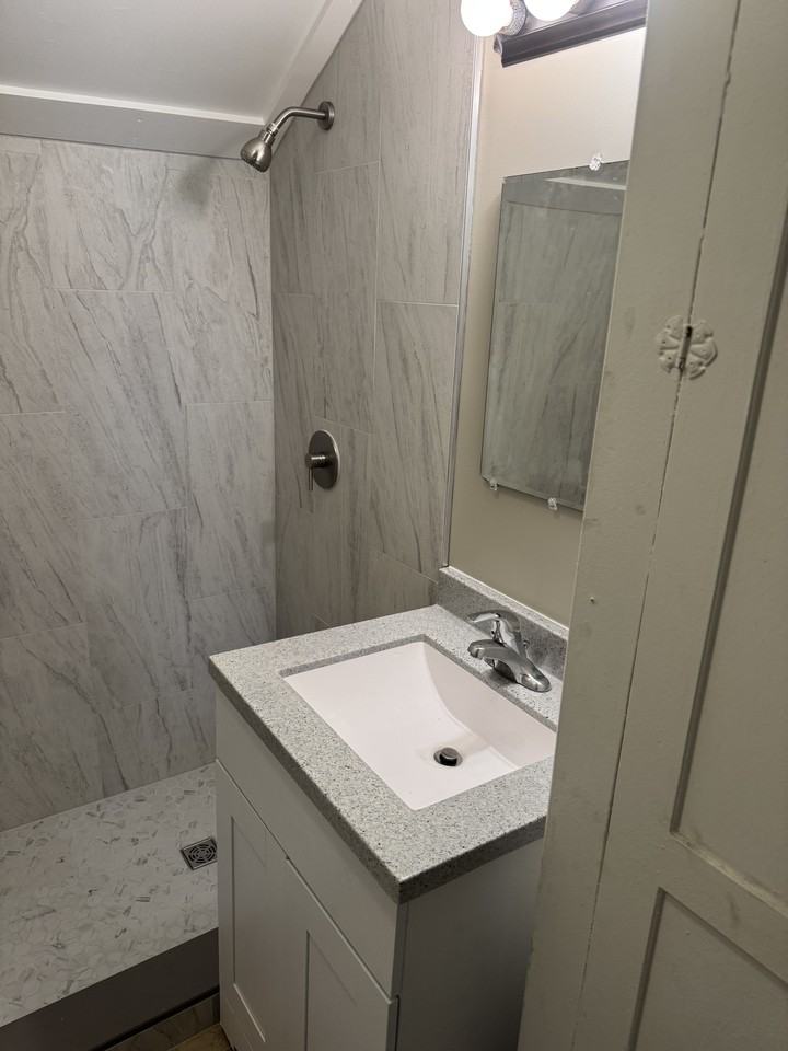404 S Batavia Ave #4 - Photo 3 of 6
