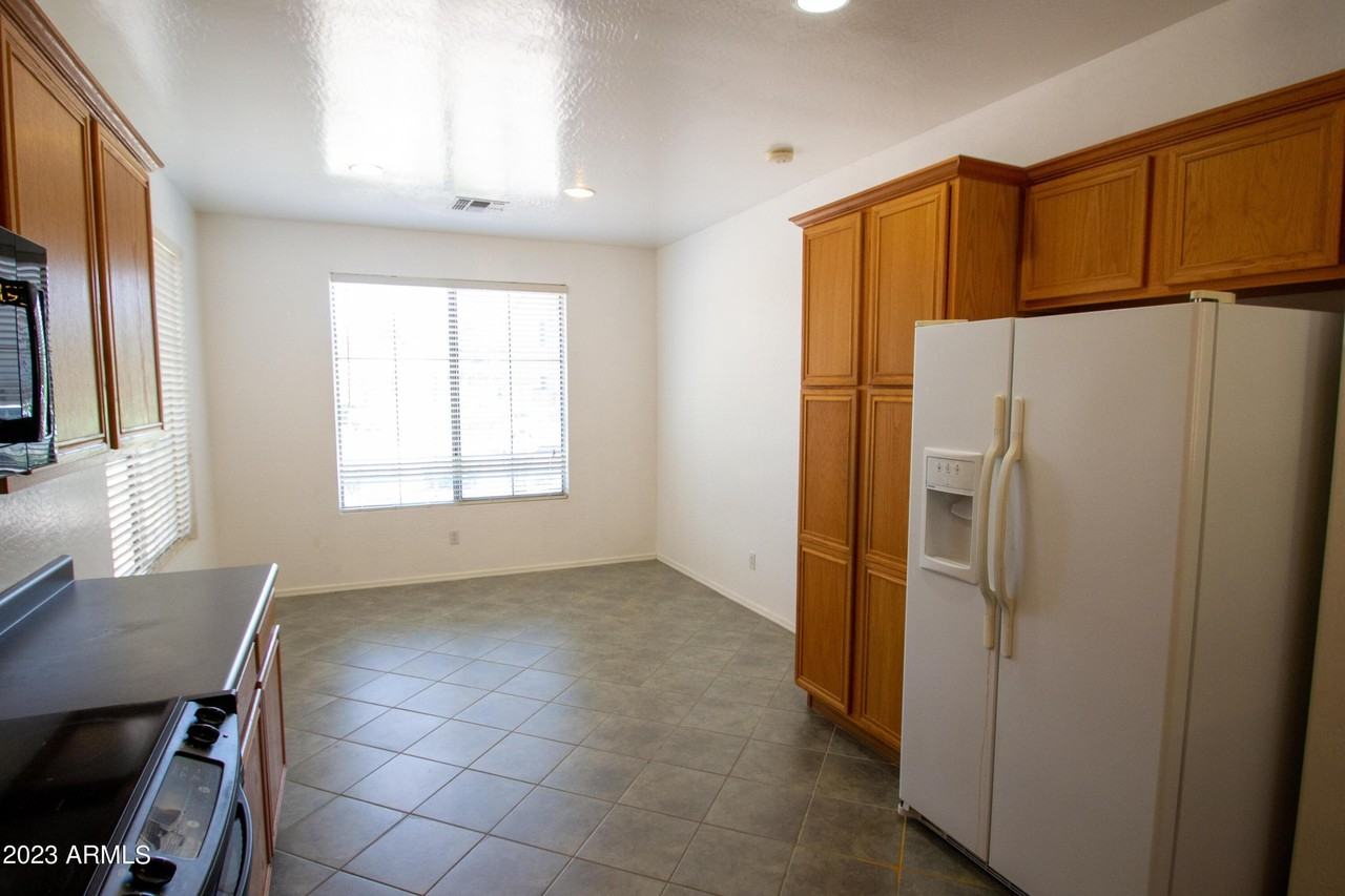 3381 W Thoreau Ln - Photo 3 of 6