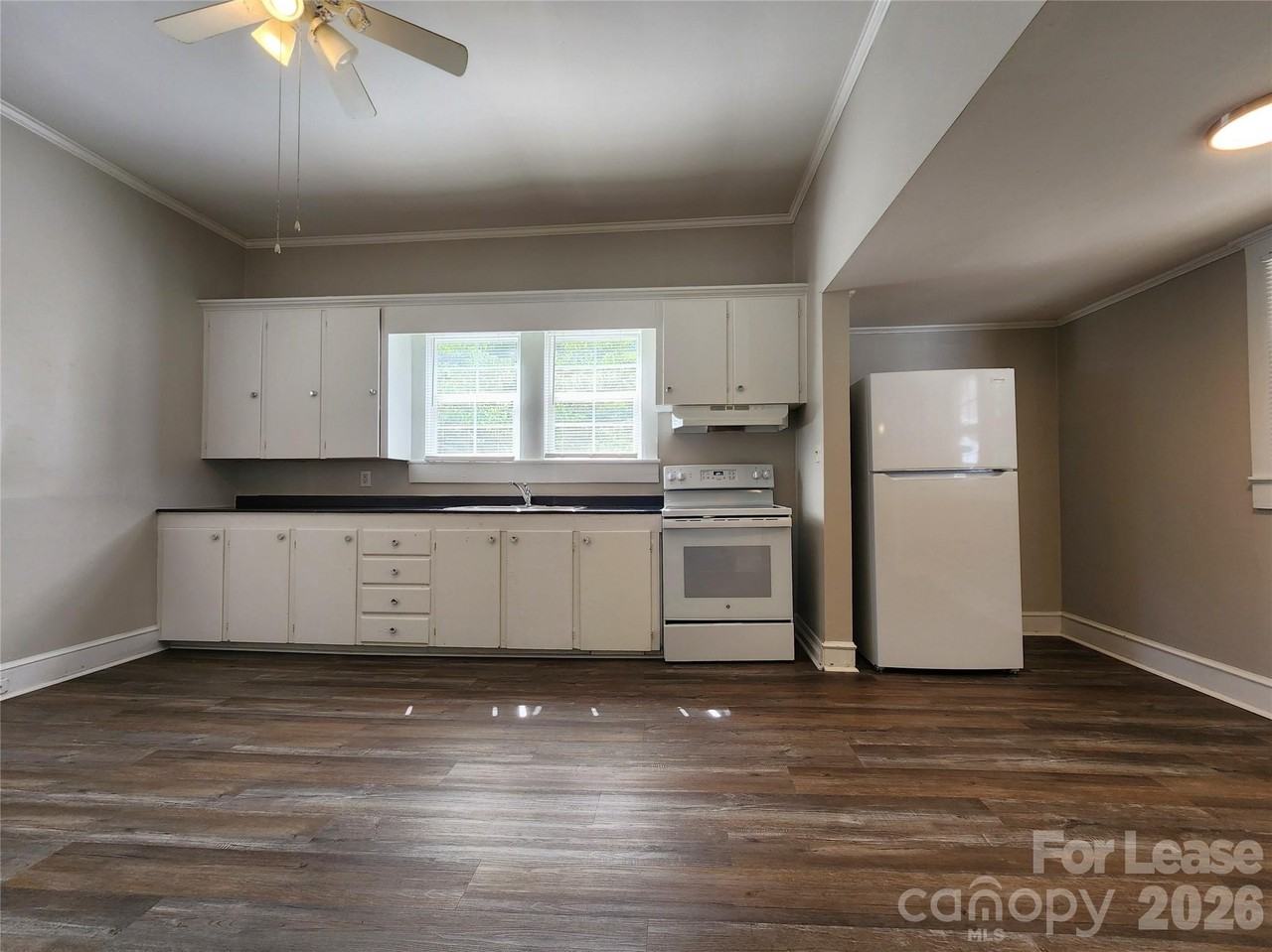 618 Poplar Ave - Photo 4 of 15