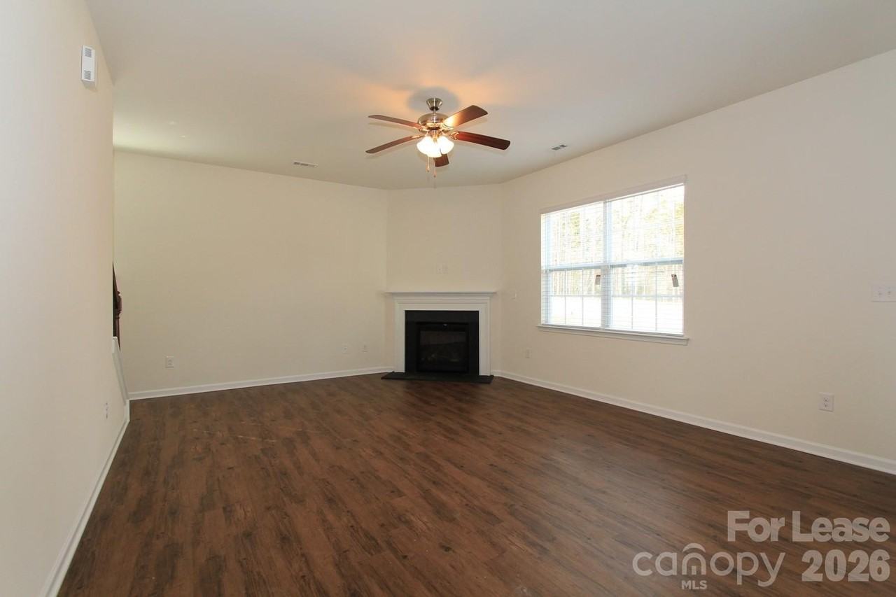 127 Queensway Ln - Photo 2 of 12