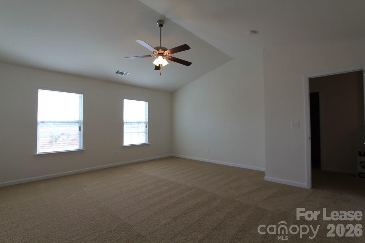 127 Queensway Ln - Photo 3 of 12