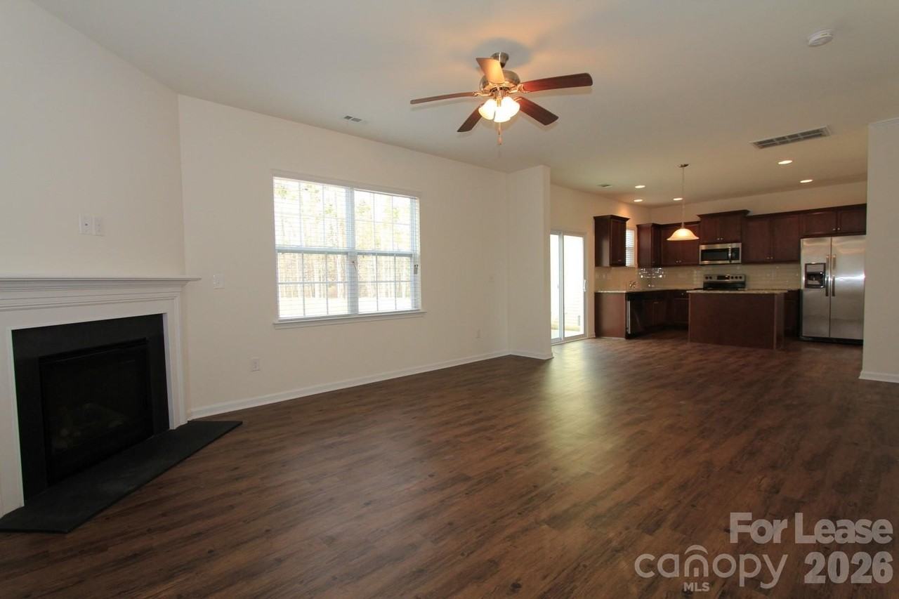 127 Queensway Ln - Photo 4 of 12