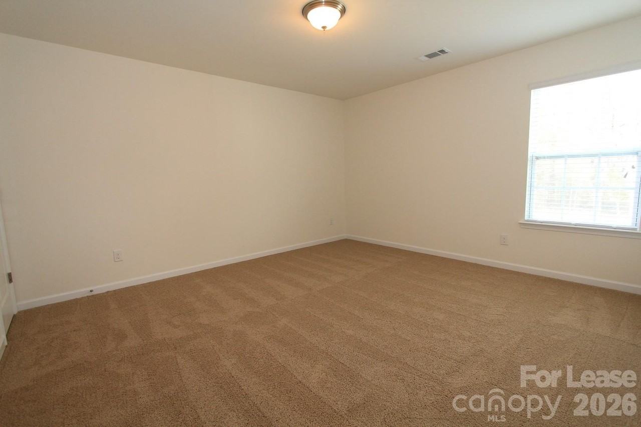127 Queensway Ln - Photo 7 of 12