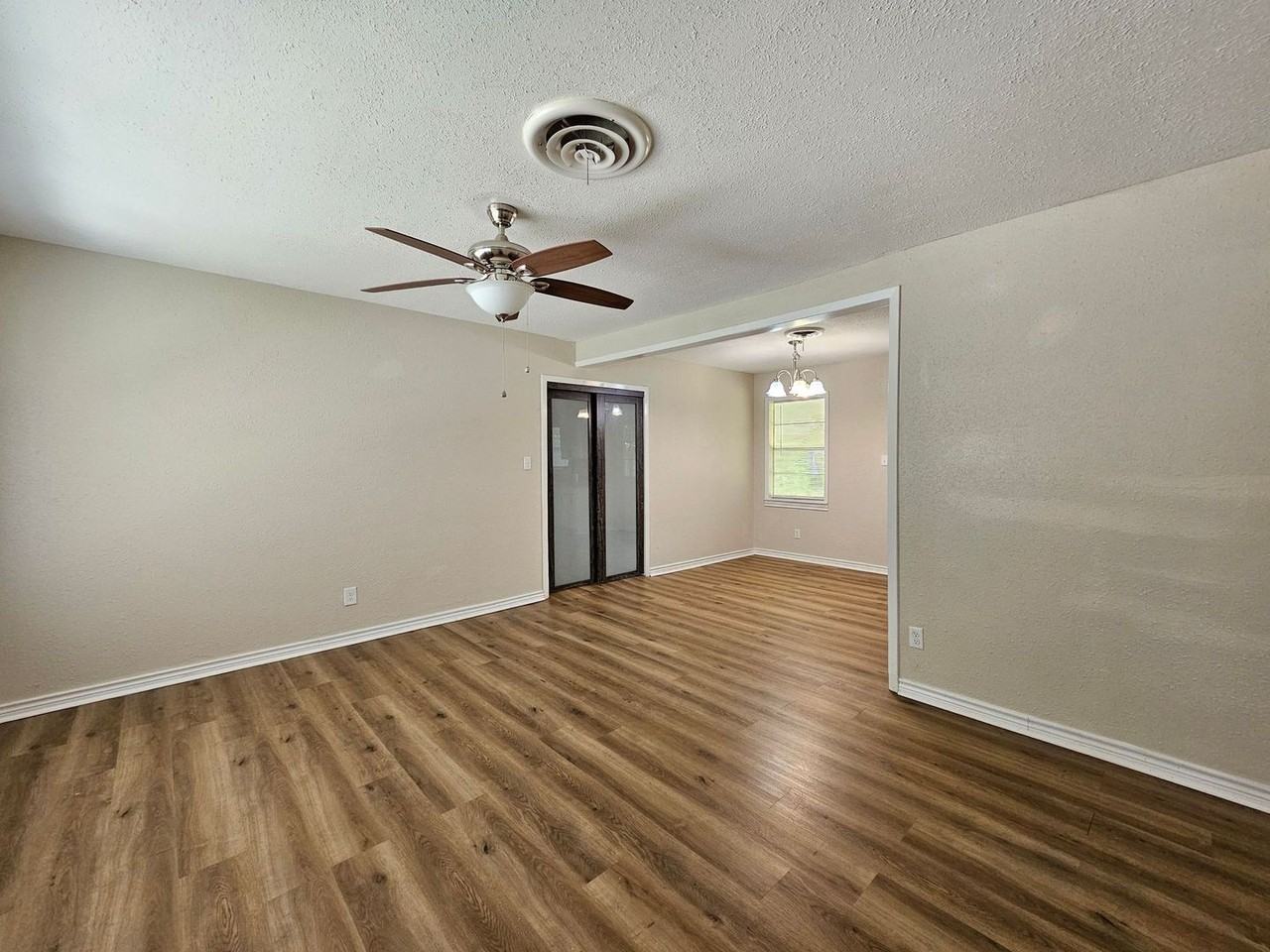 607 S 3rd St - Photo 5 of 19