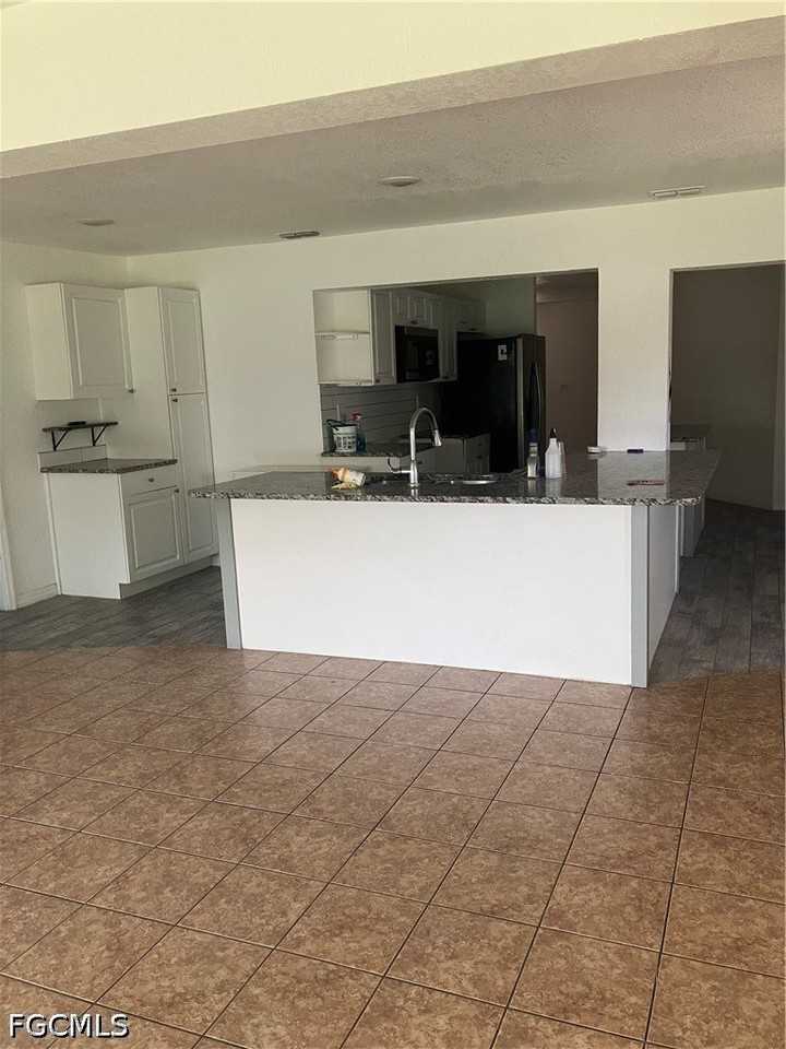 3923 Se 12th Ave - Photo 5 of 13