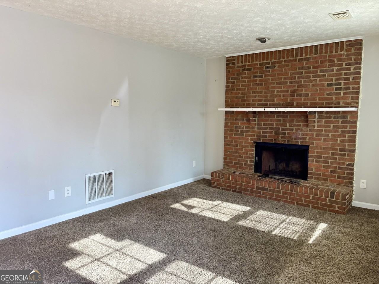 945 Silverwood Dr - Photo 2 of 9