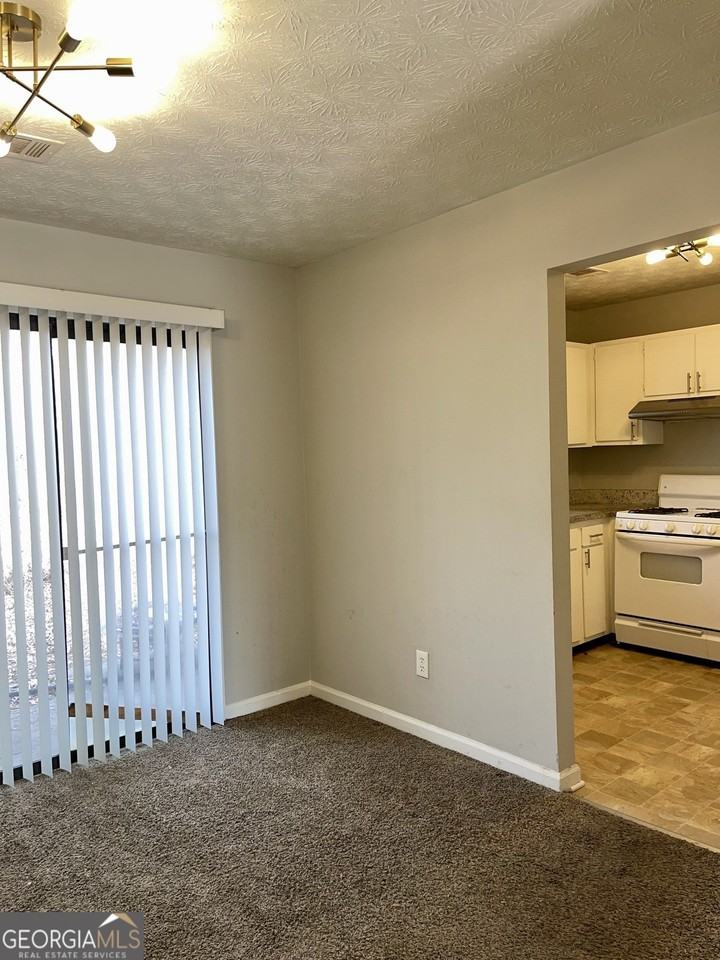 945 Silverwood Dr - Photo 3 of 9