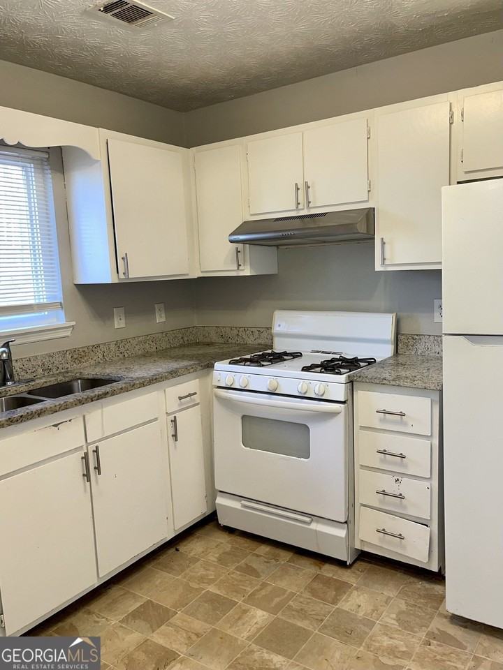945 Silverwood Dr - Photo 4 of 9