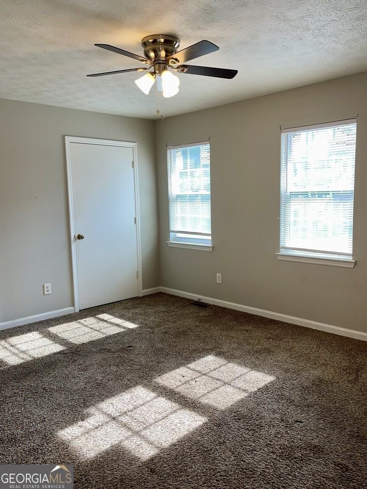 945 Silverwood Dr - Photo 6 of 9