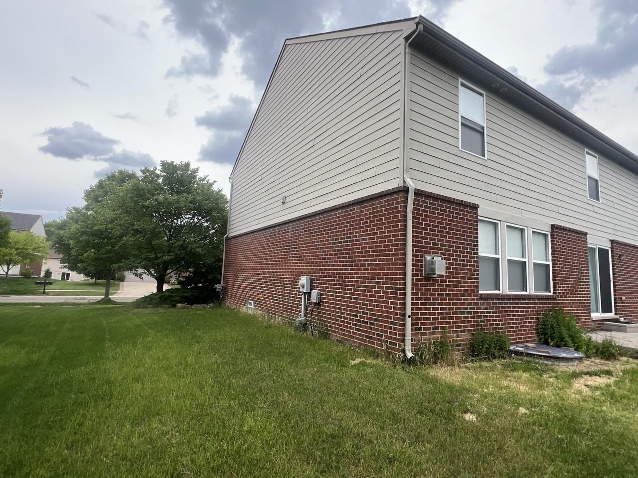 24668 Thatcher Dr - Photo 2 of 31