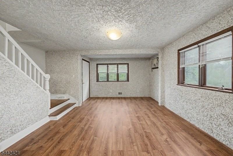 242 W Hanover Ave - Photo 6 of 18