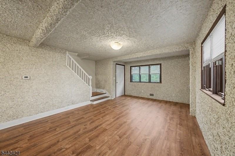 242 W Hanover Ave - Photo 7 of 18