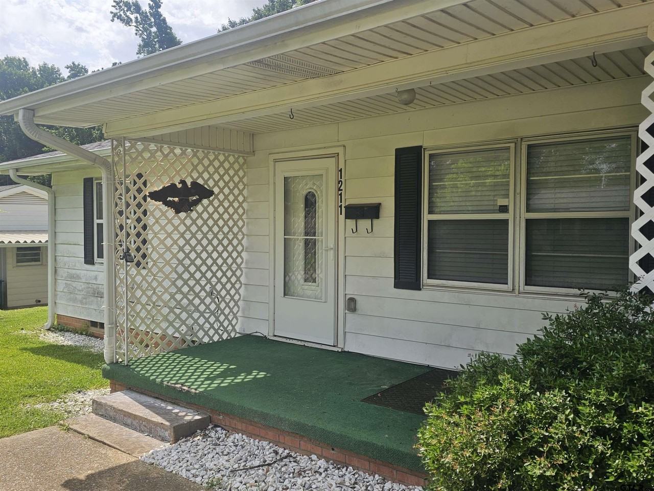 1211 Webb St - Photo 2 of 14