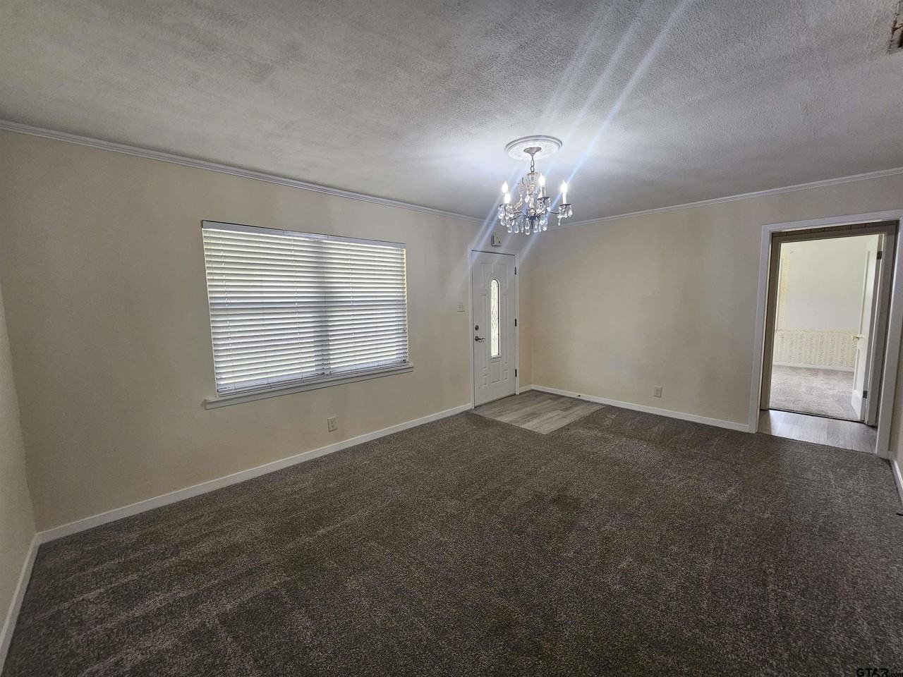 1211 Webb St - Photo 4 of 14