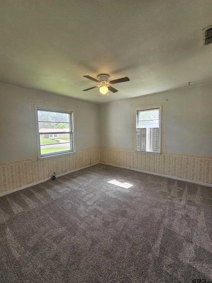1211 Webb St - Photo 5 of 14